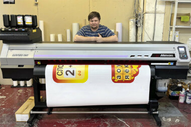 Принтер Mimaki UJV100-160 установлен типографии «Полиграф Медиа Групп» (Москва)