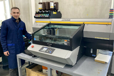 Планшетный УФ-принтер Mimaki UJF-6042MkII e установлен в 100gadgets (Москва)