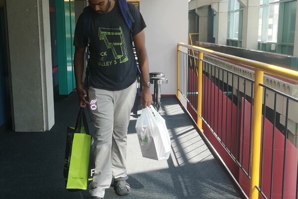 Умный дисплей с изображением, просвечивающим через ткань