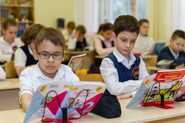 Роспотребнадзор: ограничивающие использование телефонов на уроках нормы действуют с прошлого года