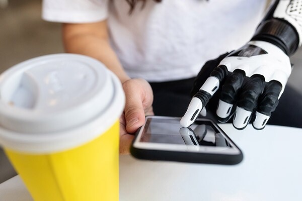 Бионический протез Covvi Nexus можно запрограммировать на выполнение новых движений