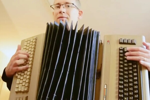 Commodore 64 превратили в аккордеон и исполнили мелодию XIX века