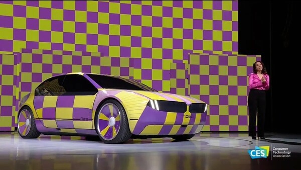 Говорящий «бумер» способен менять цвет