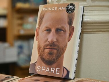 Мемуары принца Гарри поступили в продажу