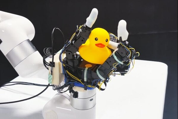 Робот манипулирует предметами на ощупь, не используя компьютерное зрение