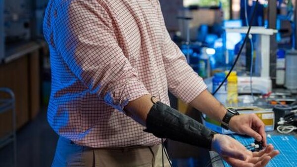 Умная одежда общается с пользователем через прикосновения