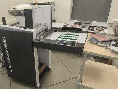 Профессиональный ламинатор GMP QTOPIC-380F инсталлирован в типографии «Фотогородок» в Санкт-Петербурге