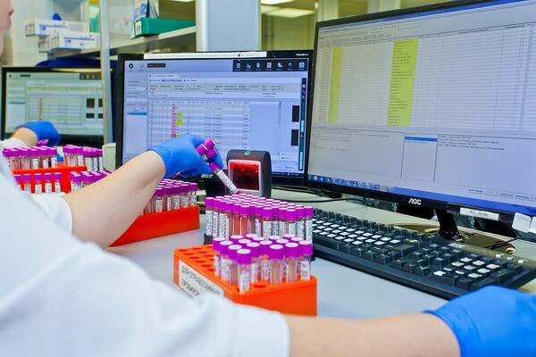 ИИ выявил схемы мошенничества с ДМС в 5% счетов от российских поликлиник