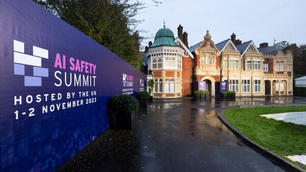 Декларация по итогам саммита по вопросам безопасности ИИ призывает к изучению рисков и выработке политики