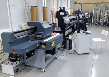 «КОВЧЕГ» установила УФ-принтер ARK-JET UV6090 G5i в студии декора Wall Street