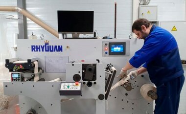 Rhyguan WON-330 (устройство для перемотки и продольной резки) пополнили парк оборудования двух российских типографий