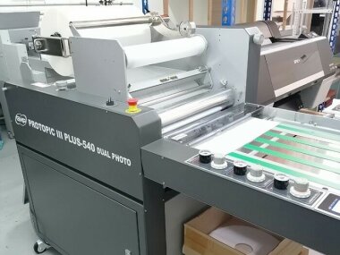 Рулонный ламинатор GMP PROTOPIC-III PLUS 540 DUAL PHOTO установлен в типографии PrintStory