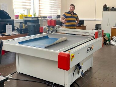 «Смарт-Т» запустила раскройщик iECHO BK-1311 в типографии «УПАКОВКА»