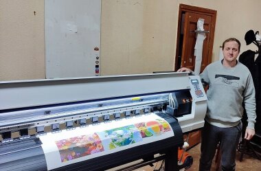 Инженер «КОВЧЕГ» установил УФ-принтер ARK-JET UV 1802 в столице ДНР