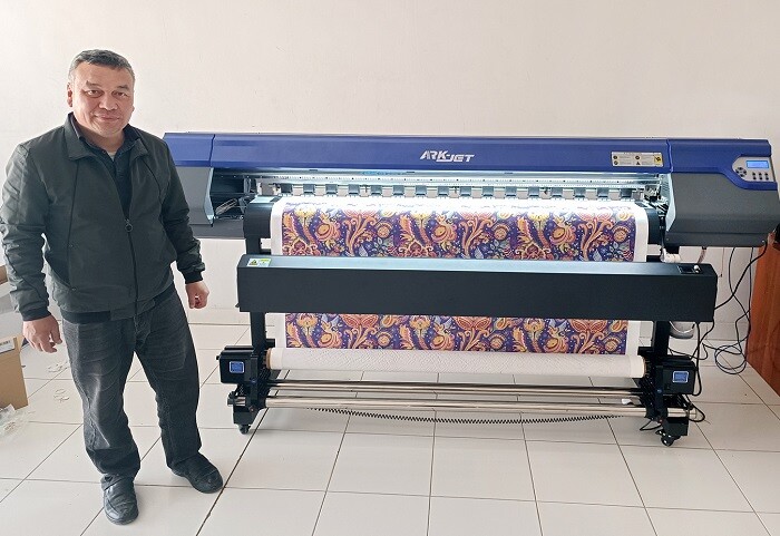 «Смарт-Т» установила принтер ARK-JET SUB 1602 в «Нигох Медиа Мобиль» из Узбекистана