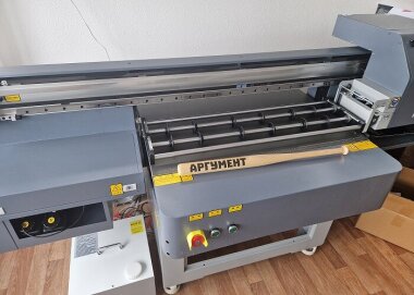 «Смарт-Т» установила УФ-планшетник и экосольвентный принтер ARK-JET