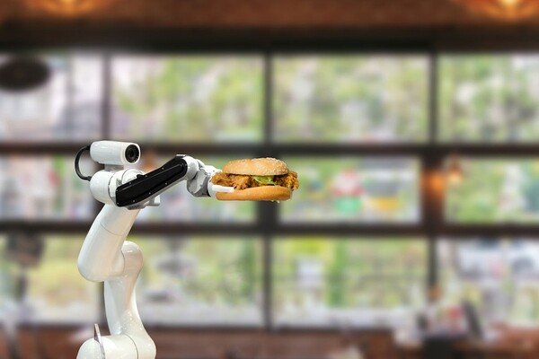 Робобоязнь мешает преодолеть дефицит кадров в ресторанно-гостиничном бизнесе