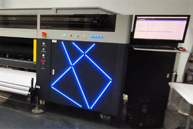 Пятиметровый рулонный УФ-принтер Liyu PLATINUM QR5 был установлен на производстве «Дарт Экспо» в Москве