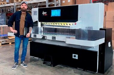 Одноножевая бумагорезальная машина HPM 137 S16 установлена в Москве