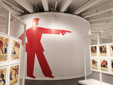 В Москве в центре Зотов открылась выставка «Мем. Маяковский медиа»