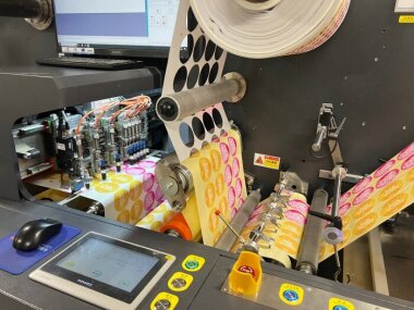 Режущий плоттер JWEI установлен в типографии «АРТЭ»