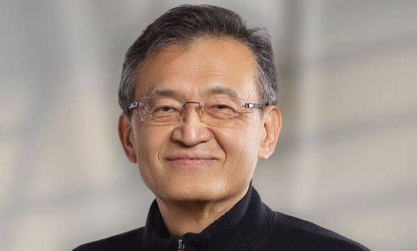 Куратор производства Intel ушел в отставку из разногласий с Гелсингером