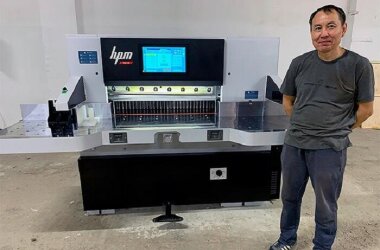 Новая одноножевая бумагорезальная машина HPM 92 S16 установлена в Калмыкии