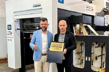 Автоматический пресс для горячего тиснения фольгой DAYUAN BHT-1060AT установлен в Твери