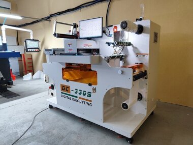 В типографии «Юми-Флекс» установлена система плоттерной резки Ningbo SMT DC330S 