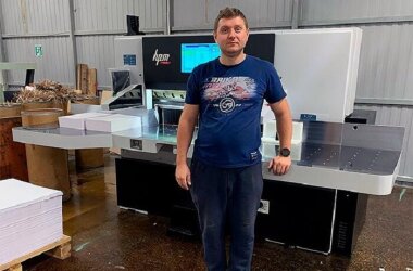 Одноножевая бумагорезальная машина HPM 115 S19 установлена в Московской области
