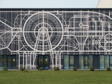 На цифровом плоттере отпечатали монументальную мозаику «Фабрика», украшающую фасад здания завода