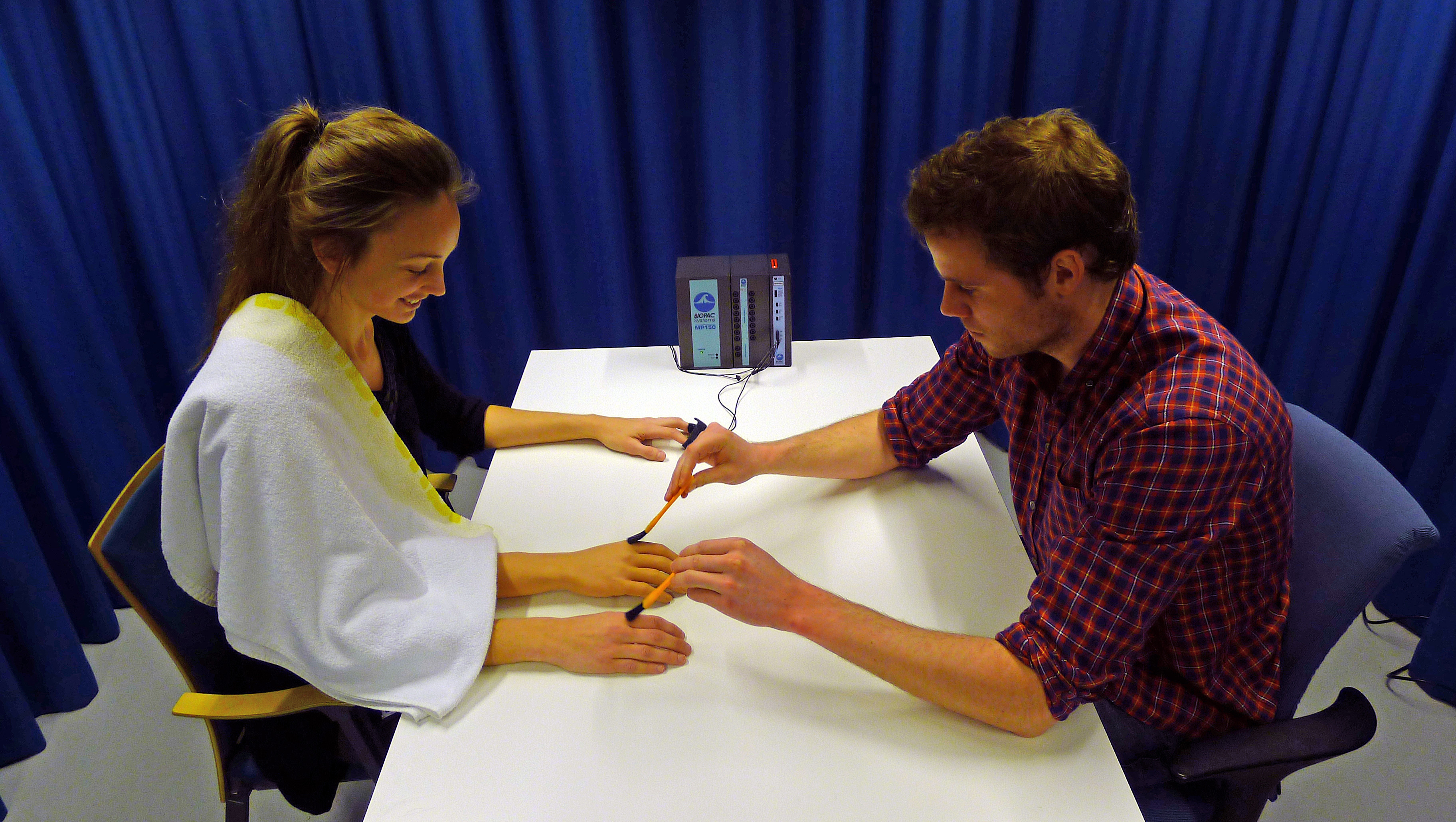 Here e 3. Иллюзия резиновой руки эксперимент. Челочек с тремя руками. Тактильные иллюзии.