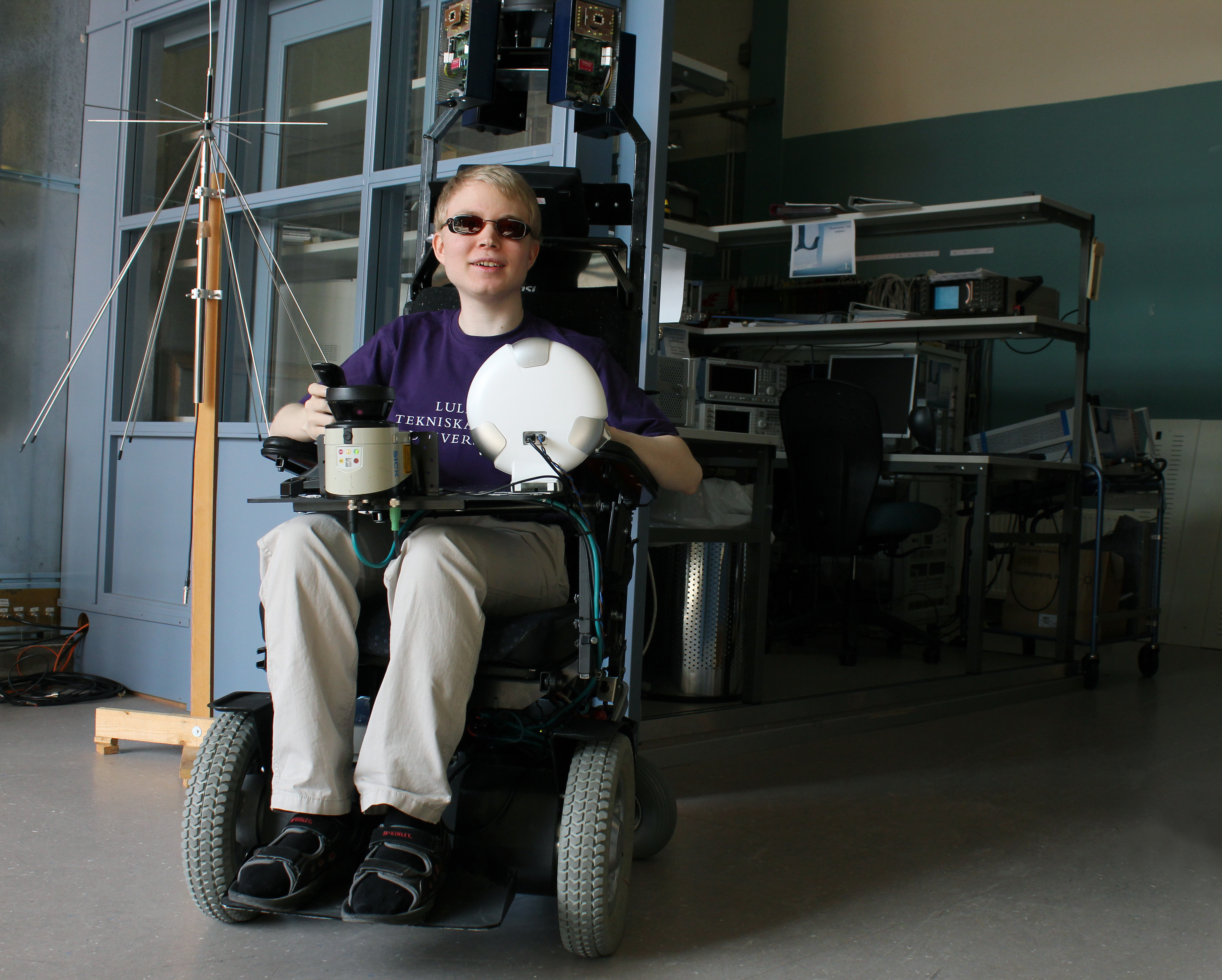 Инвалиды по зрению организации. Роботизированная инвалидная коляска. Роботизированная коляска для инвалидов. Робот на инвалидной коляске. Роботизированное кресло для инвалидов.