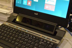 Датчик, отслеживающий движение глаз, встроен в панель между экраном и клавиатурой