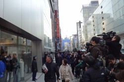 В Токио сотни поклонников Apple выстроились в очередь в ожидании начала продаж новых iPad