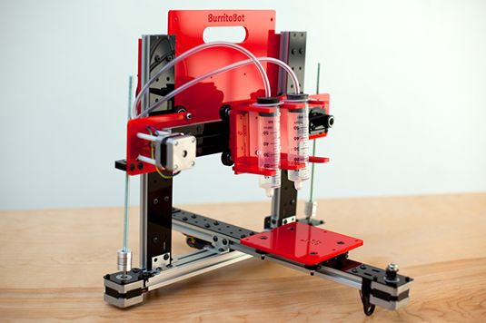 Студент конструирует 3D-принтер для распечатки фастфуда