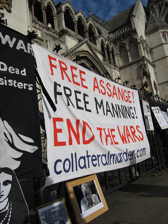 Wikileaks, Джулиан Ассанж, Великобритания