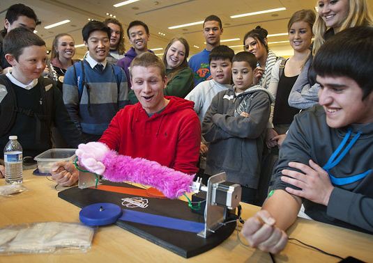 Студенты создали систему WrestleBrania 3000 для бесконтактного армрестлинга