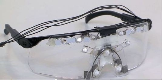 очки, мешающие фотокамерам видеть лица