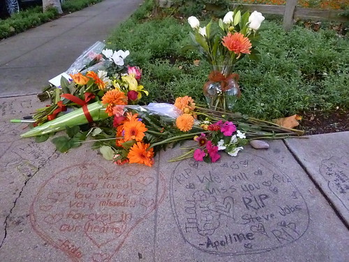 Цветы у дома Стива Джобса