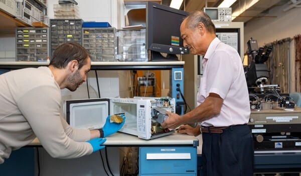 кристалл кремния чрезмерно расширяется и теряет нужные свойства