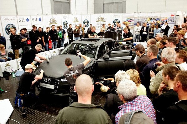 Конкурс по оклейке автомобилей на выставке viscom