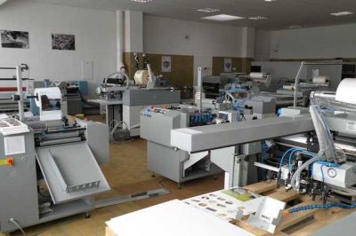 Komfi открыла центр ламинирования и лакирования