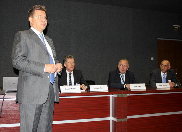 Учатся работать вместе с рынком...