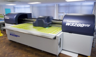 Производственное тестирование первой в Европе Screen Truepress Jet W3200 UV