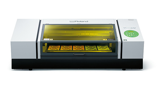 Roland DG добавила в линейку VersaUV планшетный принтер увеличенного формата