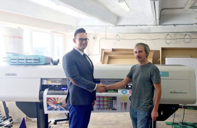 Широкоформатный принтер Fujifilm Acuity 1600 LED установлен в производственной компании «Артдоза»