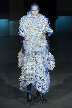 Дизайнер использовал струйную технологию печати Fujifilm для создания коллекции одежды