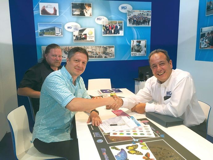 В azimutprint запущена первая в России рулонная система цифровой отделки MGI JetVarnish 3DW&iFOIL