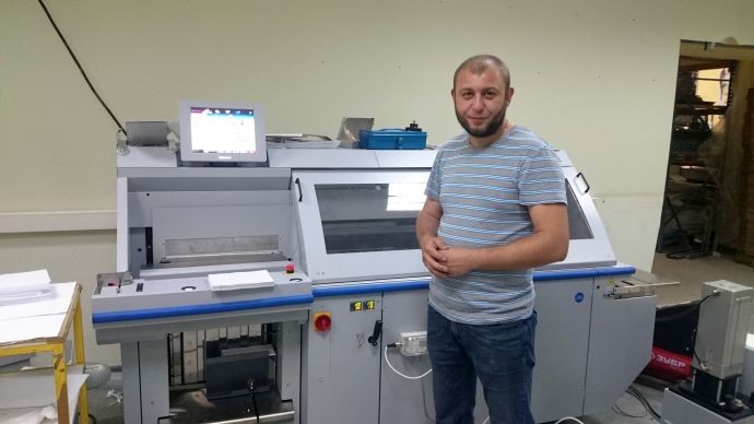 Машина КБС Horizon BQ-280PUR в типографии «Вишнёвый пирог» 